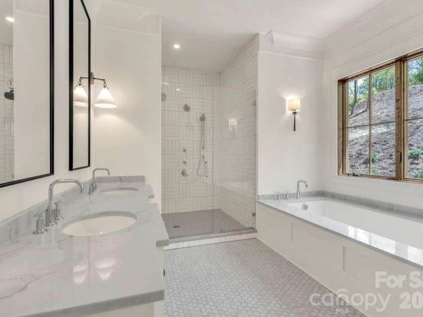 536 Boone Ridge Lane, Boone, NC 28607.  MLS# CAR4381577, YatesRealty ID 23712. Main-level primary suite- BATH