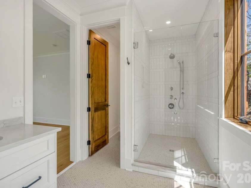 536 Boone Ridge Lane, Boone, NC 28607.  MLS# CAR4381577, YatesRealty ID 23712. Upper-level bedroom suite 1- BATH