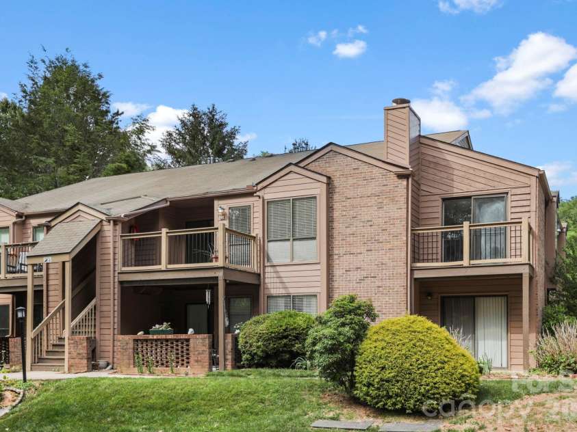 48 Ravencroft Lane, Asheville, NC 28803.  MLS# CAR4383722, YatesRealty ID 23713. 