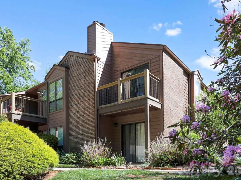 48 Ravencroft Lane, Asheville, NC 28803.  MLS# CAR4383722, YatesRealty ID 23713. 