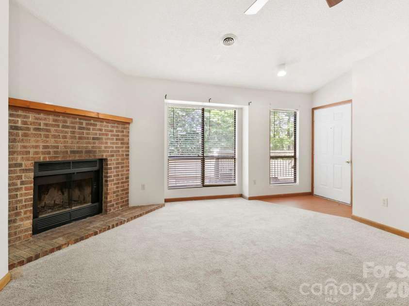 48 Ravencroft Lane, Asheville, NC 28803.  MLS# CAR4383722, YatesRealty ID 23713. 