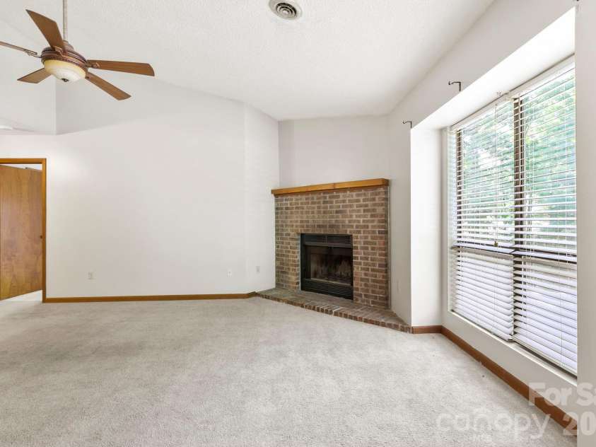 48 Ravencroft Lane, Asheville, NC 28803.  MLS# CAR4383722, YatesRealty ID 23713. 