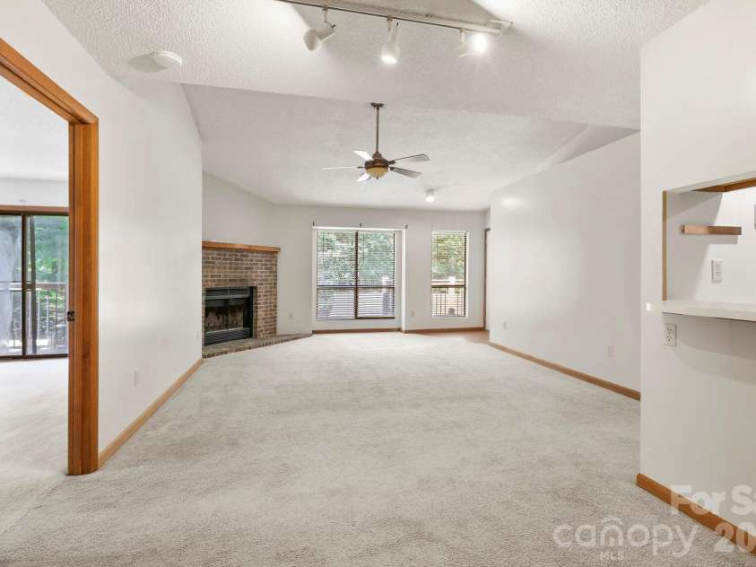 48 Ravencroft Lane, Asheville, NC 28803.  MLS# CAR4383722, YatesRealty ID 23713. 
