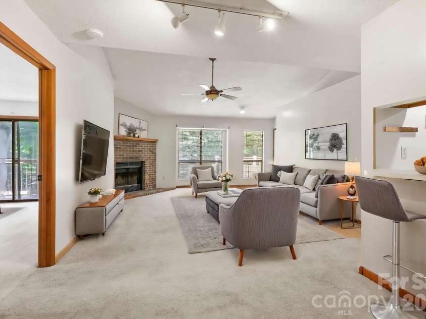 48 Ravencroft Lane, Asheville, NC 28803.  MLS# CAR4383722, YatesRealty ID 23713. 