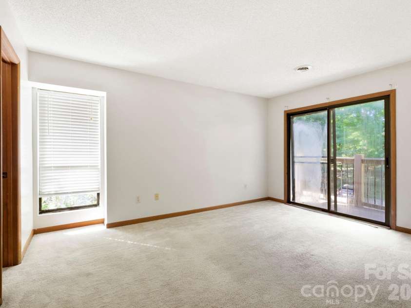 48 Ravencroft Lane, Asheville, NC 28803.  MLS# CAR4383722, YatesRealty ID 23713. 