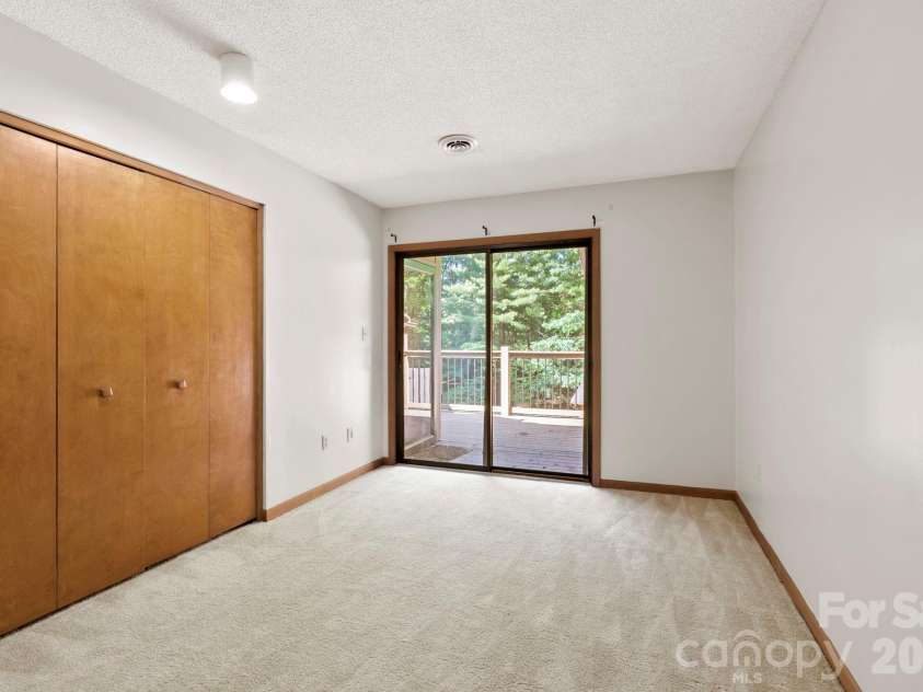 48 Ravencroft Lane, Asheville, NC 28803.  MLS# CAR4383722, YatesRealty ID 23713. 
