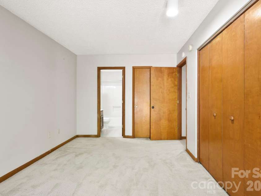 48 Ravencroft Lane, Asheville, NC 28803.  MLS# CAR4383722, YatesRealty ID 23713. 