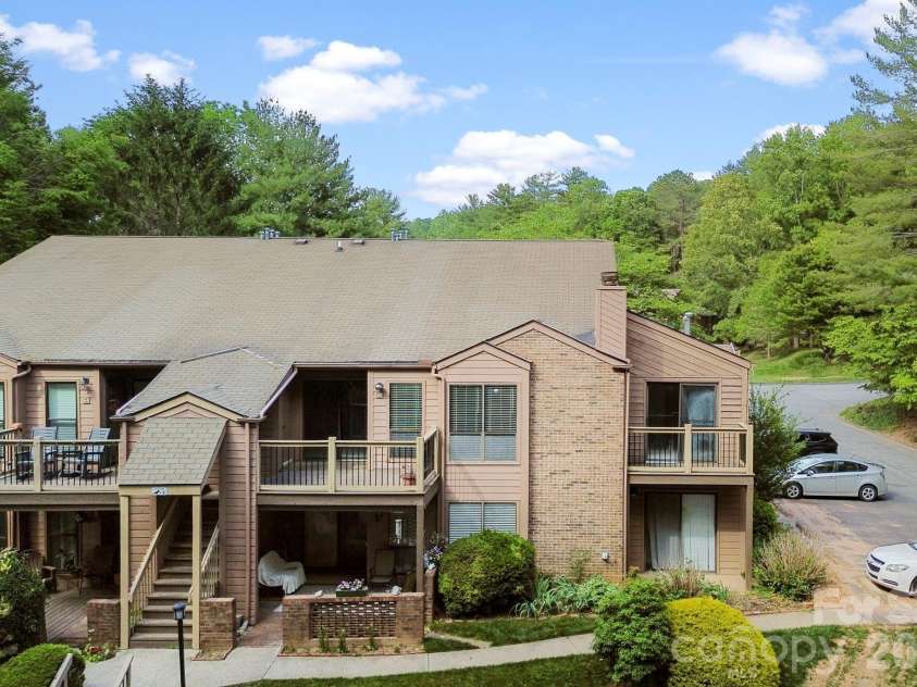 48 Ravencroft Lane, Asheville, NC 28803.  MLS# CAR4383722, YatesRealty ID 23713. 