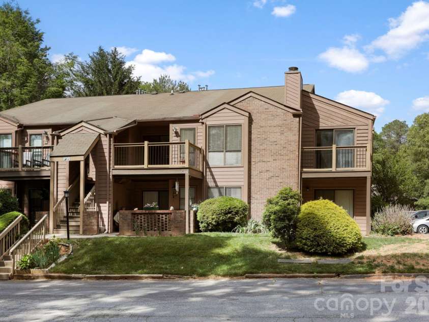 48 Ravencroft Lane, Asheville, NC 28803.  MLS# CAR4383722, YatesRealty ID 23713. 