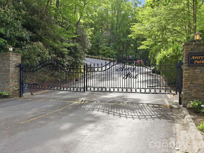 43 Smokemont Drive, Arden, NC 28704.  MLS# CAR4383229, YatesRealty ID 23718. 