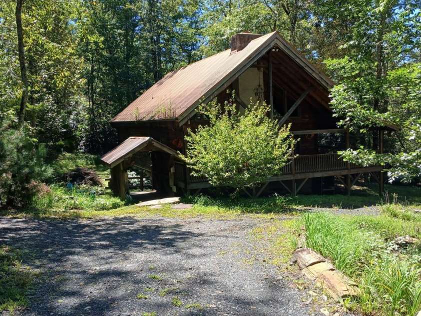 1694 Humpback Mountain Road, Spruce Pine, NC 28777.  MLS# CAR4350699, YatesRealty ID 2372. 