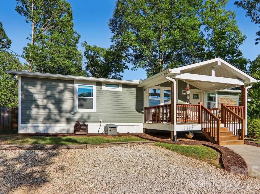 75 Glen View Road, Arden, NC 28704.  MLS# CAR4384178, YatesRealty ID 23723. 