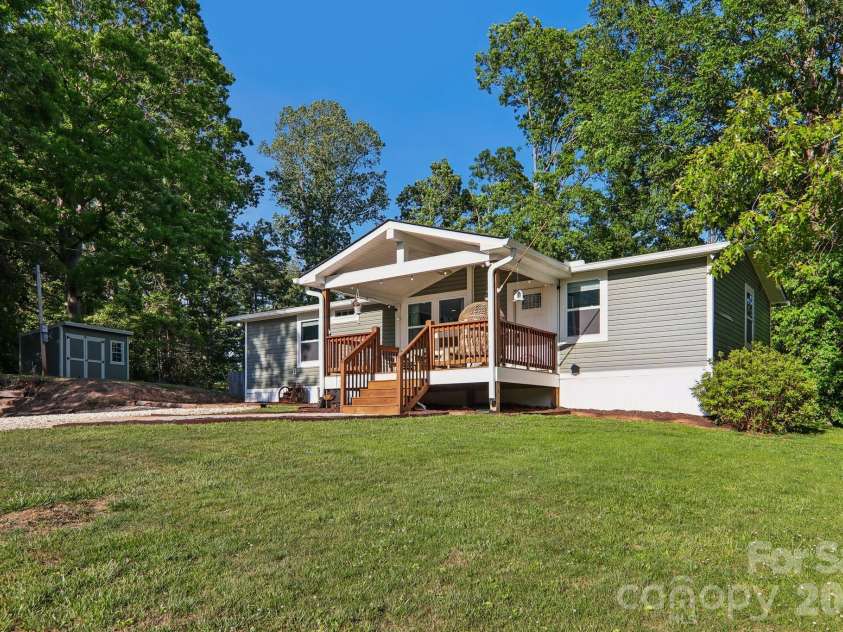 75 Glen View Road, Arden, NC 28704.  MLS# CAR4384178, YatesRealty ID 23723. 