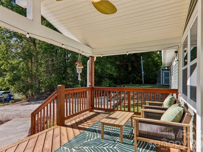 75 Glen View Road, Arden, NC 28704.  MLS# CAR4384178, YatesRealty ID 23723. 