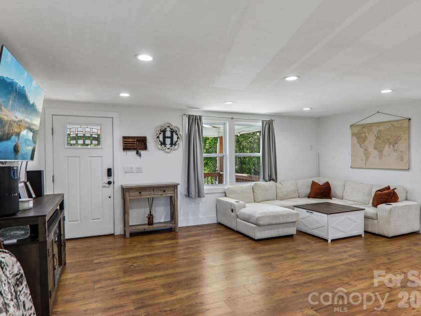 75 Glen View Road, Arden, NC 28704.  MLS# CAR4384178, YatesRealty ID 23723. 