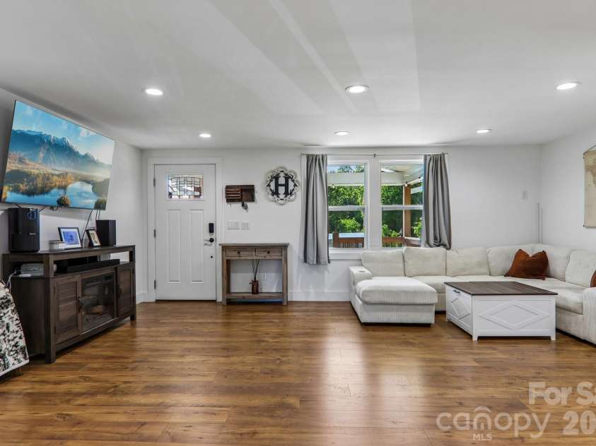 75 Glen View Road, Arden, NC 28704.  MLS# CAR4384178, YatesRealty ID 23723. 