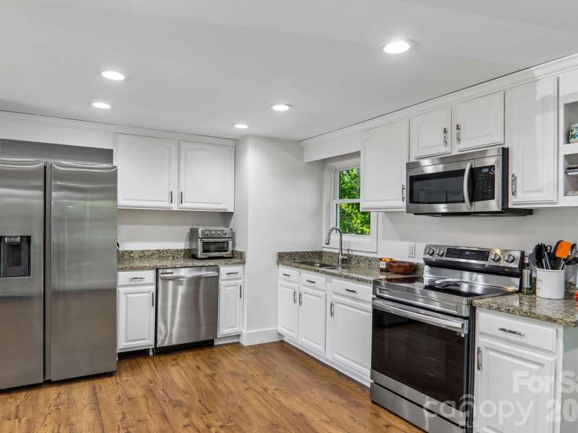 75 Glen View Road, Arden, NC 28704.  MLS# CAR4384178, YatesRealty ID 23723. 
