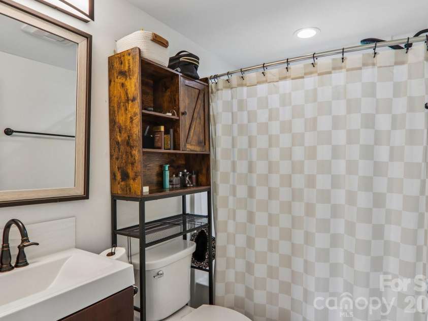 75 Glen View Road, Arden, NC 28704.  MLS# CAR4384178, YatesRealty ID 23723. 