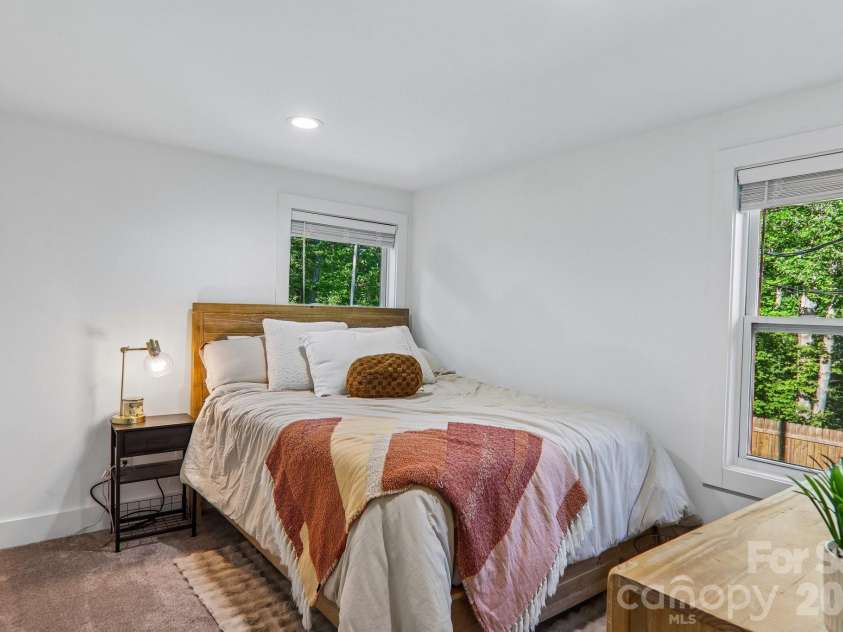 75 Glen View Road, Arden, NC 28704.  MLS# CAR4384178, YatesRealty ID 23723. 