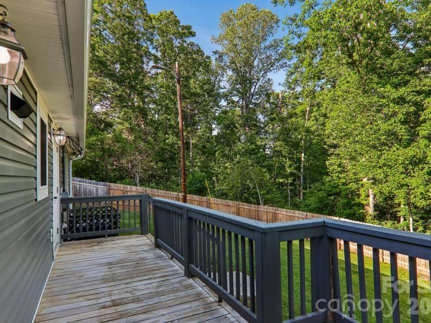 75 Glen View Road, Arden, NC 28704.  MLS# CAR4384178, YatesRealty ID 23723. 