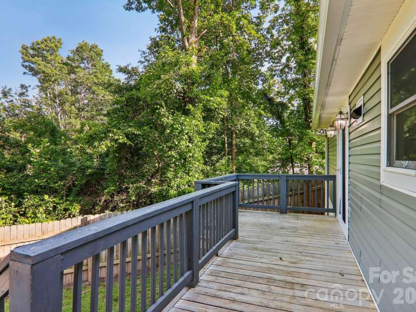 75 Glen View Road, Arden, NC 28704.  MLS# CAR4384178, YatesRealty ID 23723. 