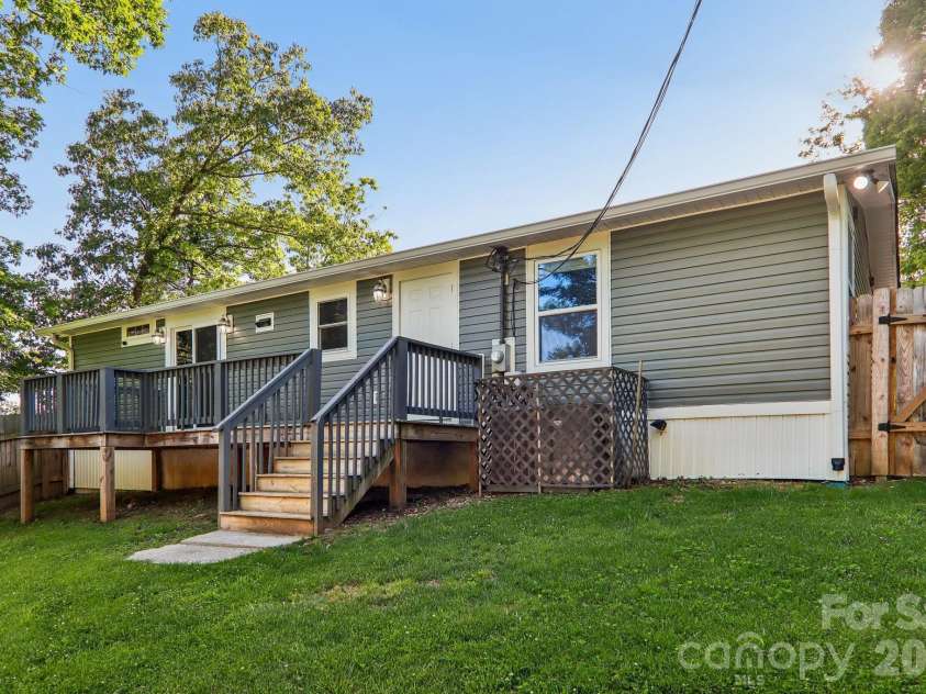 75 Glen View Road, Arden, NC 28704.  MLS# CAR4384178, YatesRealty ID 23723. 