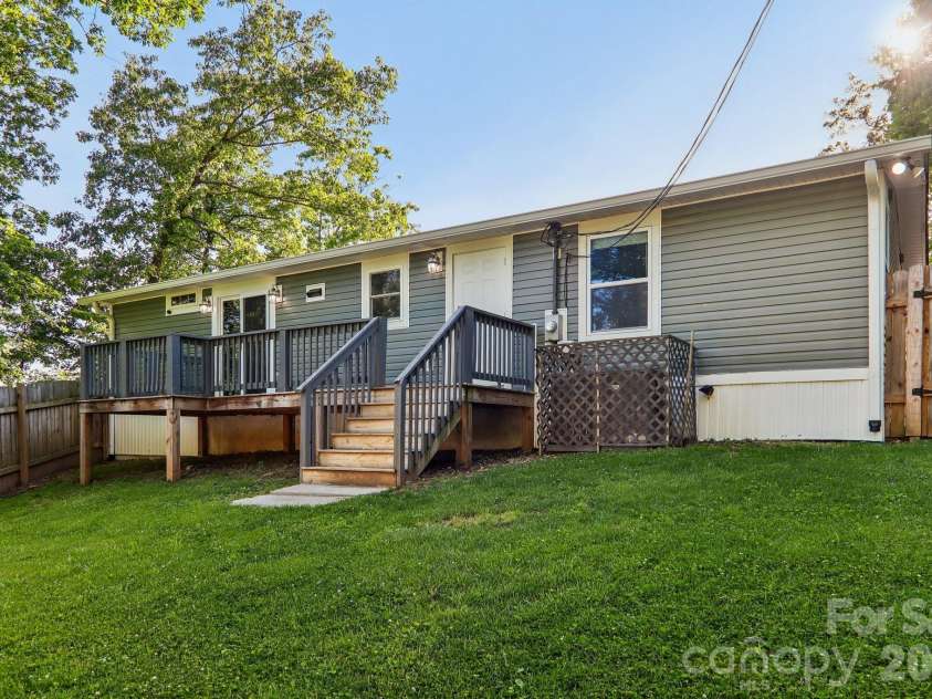 75 Glen View Road, Arden, NC 28704.  MLS# CAR4384178, YatesRealty ID 23723. 