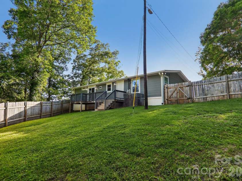 75 Glen View Road, Arden, NC 28704.  MLS# CAR4384178, YatesRealty ID 23723. 