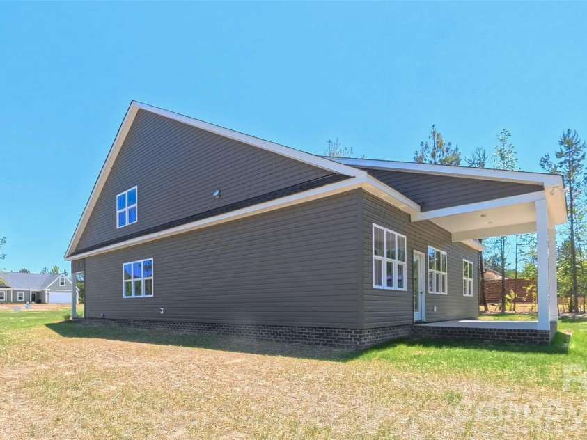 3099 Meadowcrest Drive, Clover, SC 29710.  MLS# CAR4384253, YatesRealty ID 23724. Right Side