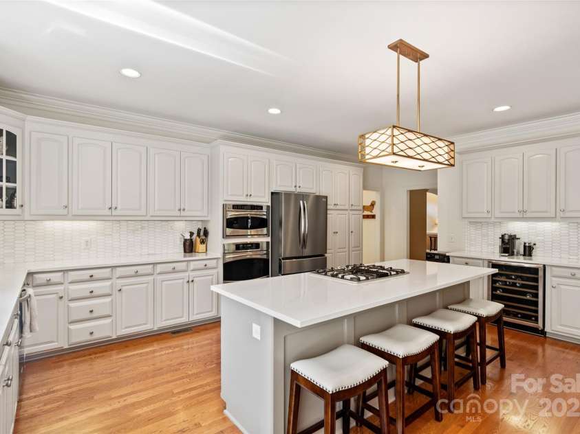 9027 Kirkley Court, Charlotte, NC 28277.  MLS# CAR4271257, YatesRealty ID 23728. Double Oven