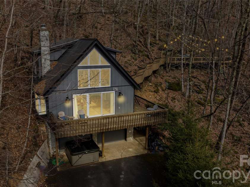 556/558 Thorncliff Drive, Seven Devils, NC 28604.  MLS# CAR4344916, YatesRealty ID 2373. 