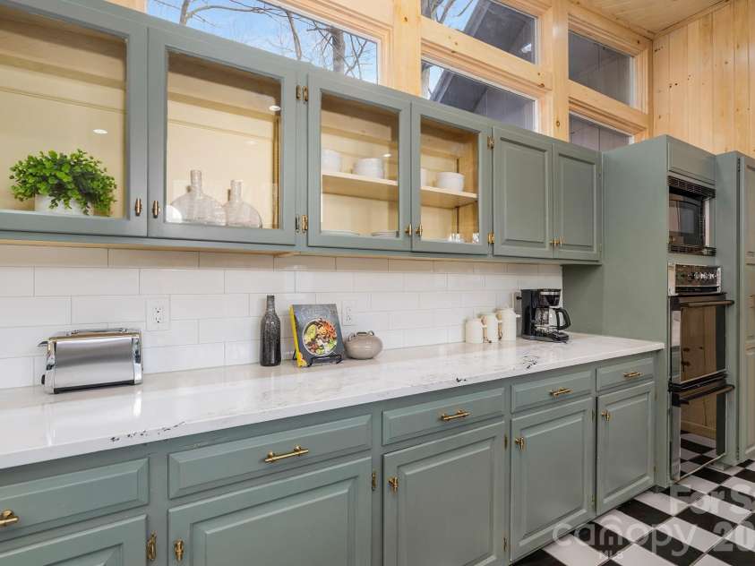 556/558 Thorncliff Drive, Seven Devils, NC 28604.  MLS# CAR4344916, YatesRealty ID 2373. 