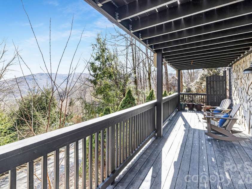 556/558 Thorncliff Drive, Seven Devils, NC 28604.  MLS# CAR4344916, YatesRealty ID 2373. 