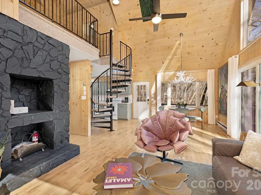 556/558 Thorncliff Drive, Seven Devils, NC 28604.  MLS# CAR4344916, YatesRealty ID 2373. 