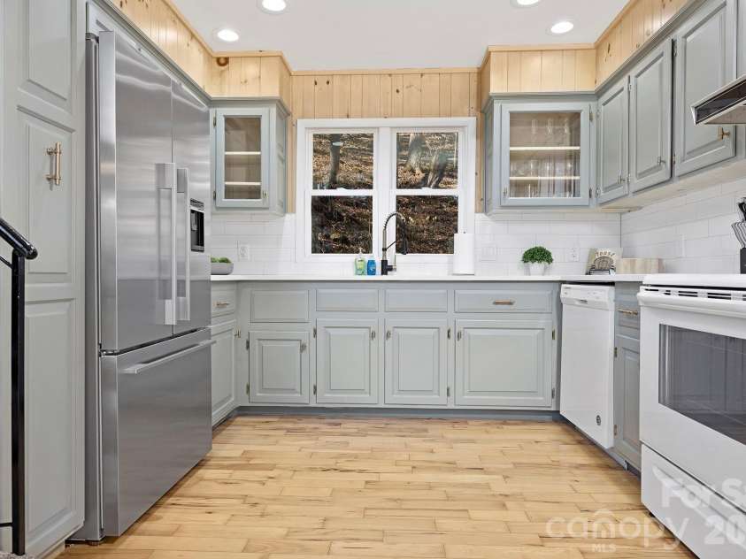 556/558 Thorncliff Drive, Seven Devils, NC 28604.  MLS# CAR4344916, YatesRealty ID 2373. 