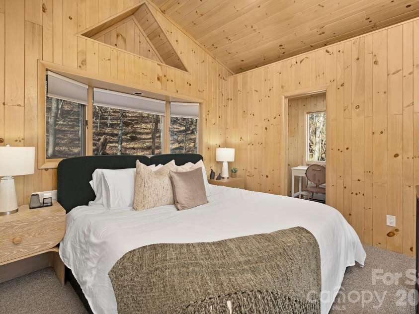 556/558 Thorncliff Drive, Seven Devils, NC 28604.  MLS# CAR4344916, YatesRealty ID 2373. 