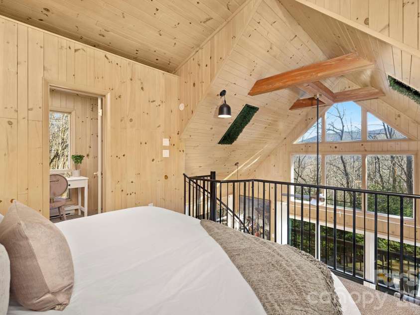 556/558 Thorncliff Drive, Seven Devils, NC 28604.  MLS# CAR4344916, YatesRealty ID 2373. 