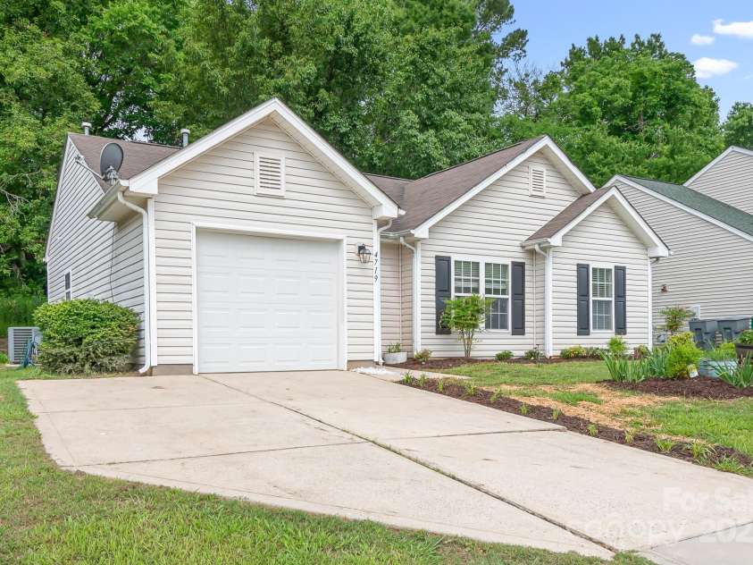 4719 Sahalee Lane, Charlotte, NC 28216.  MLS# CAR4259097, YatesRealty ID 23730. 