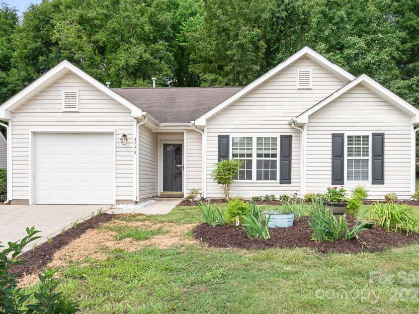 4719 Sahalee Lane, Charlotte, NC 28216.  MLS# CAR4259097, YatesRealty ID 23730. 