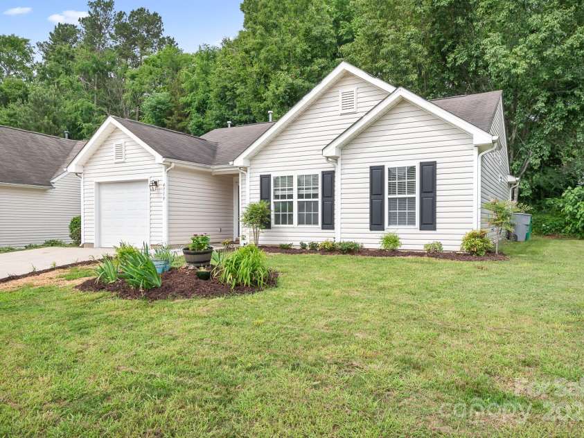 4719 Sahalee Lane, Charlotte, NC 28216.  MLS# CAR4259097, YatesRealty ID 23730. 