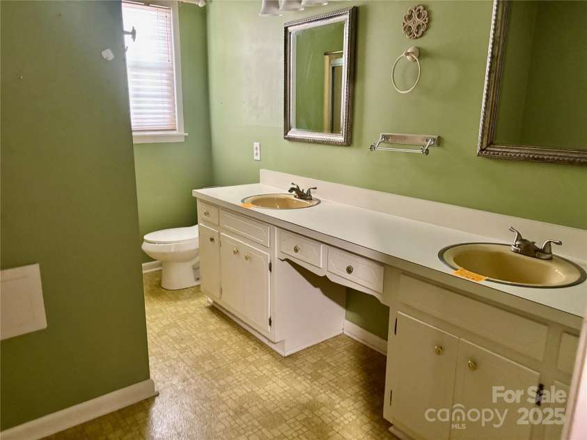 8417 Rolling Hills Avenue, Hickory, NC 28602.  MLS# CAR4274958, YatesRealty ID 23732. 