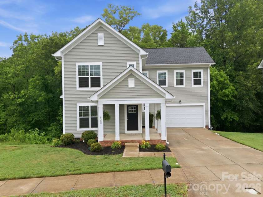 8207 Dumphries Drive, Huntersville, NC 28078.  MLS# CAR4375881, YatesRealty ID 23734. 