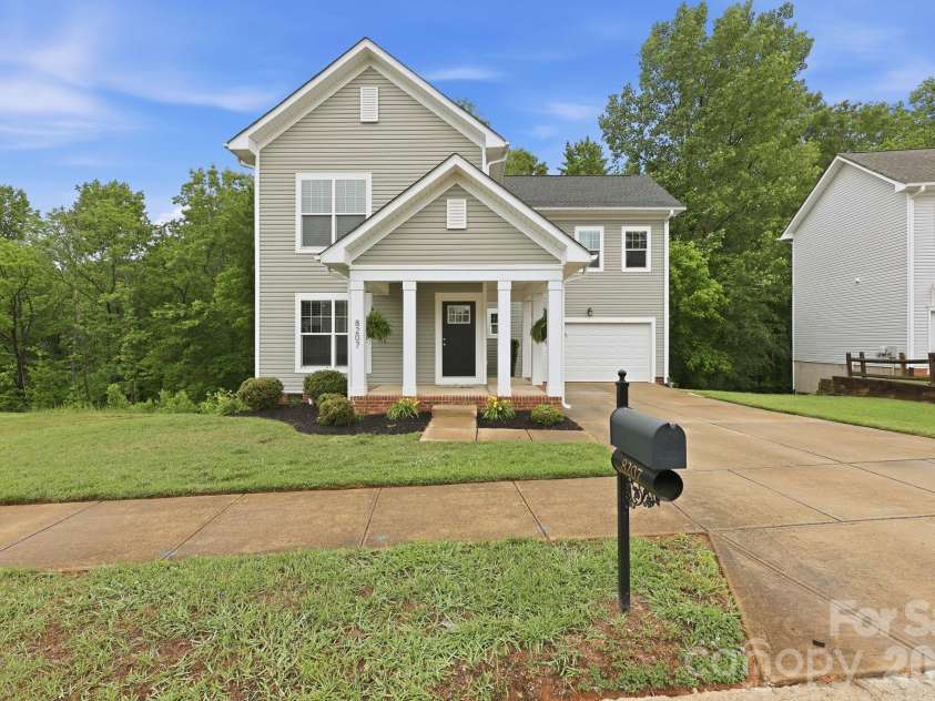 8207 Dumphries Drive, Huntersville, NC 28078.  MLS# CAR4375881, YatesRealty ID 23734. 