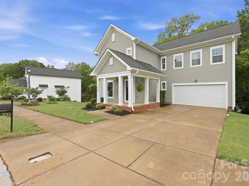 8207 Dumphries Drive, Huntersville, NC 28078.  MLS# CAR4375881, YatesRealty ID 23734. 