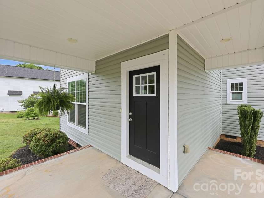 8207 Dumphries Drive, Huntersville, NC 28078.  MLS# CAR4375881, YatesRealty ID 23734. 