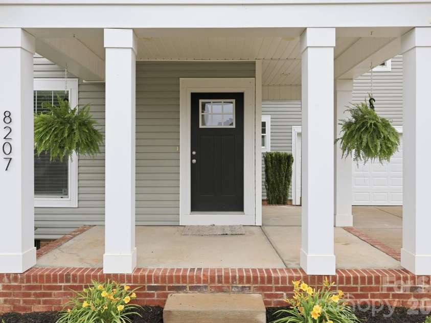 8207 Dumphries Drive, Huntersville, NC 28078.  MLS# CAR4375881, YatesRealty ID 23734. 