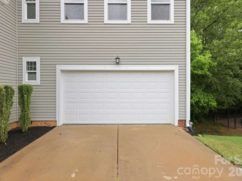 8207 Dumphries Drive, Huntersville, NC 28078.  MLS# CAR4375881, YatesRealty ID 23734. 
