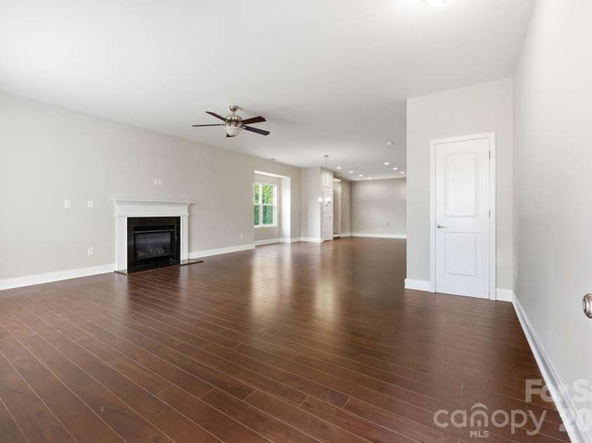 8207 Dumphries Drive, Huntersville, NC 28078.  MLS# CAR4375881, YatesRealty ID 23734. 