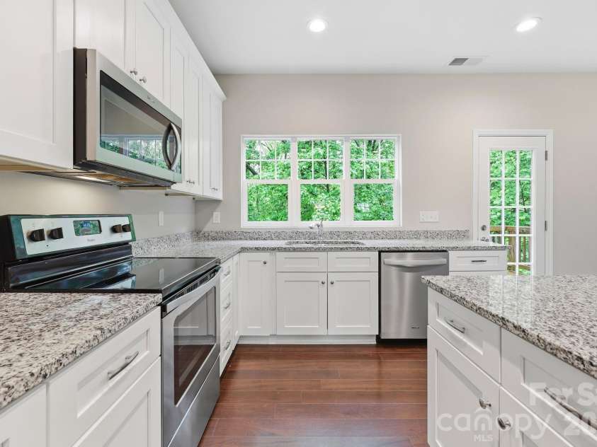8207 Dumphries Drive, Huntersville, NC 28078.  MLS# CAR4375881, YatesRealty ID 23734. 