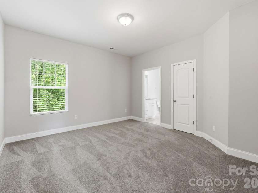 8207 Dumphries Drive, Huntersville, NC 28078.  MLS# CAR4375881, YatesRealty ID 23734. 